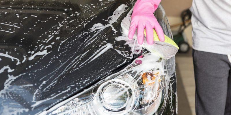 Car care – lavaggio auto a mano con spugna e detergente